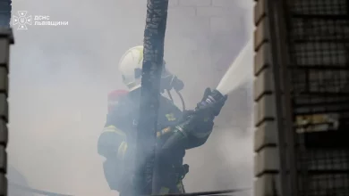 У Домажирі на Яворівщині рятувальники врятували чоловіка з палаючого будинку