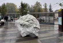 У Львові встановили бетонну скульптуру «Тотем» Олексія Абрамова