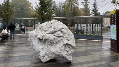 У Львові встановили бетонну скульптуру «Тотем» Олексія Абрамова