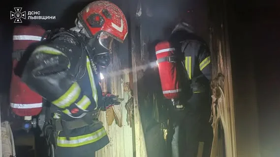 У Львові на вулиці Корольова під час пожежі в квартирі врятували жінку