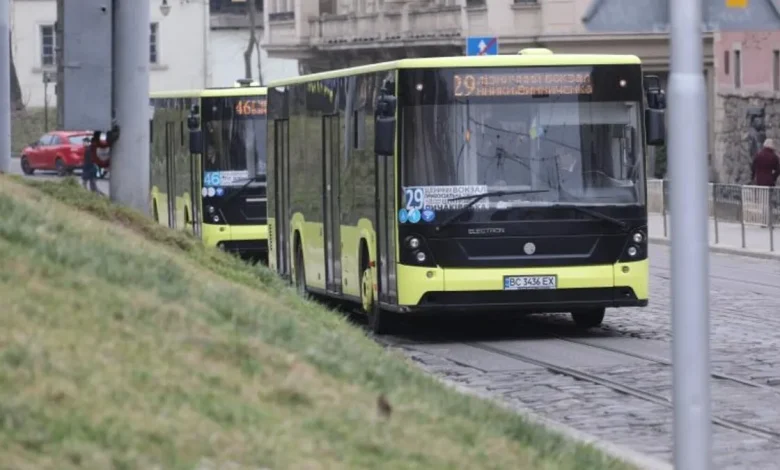 У поминальні дні до львівських кладовищ курсуватиме більше транспорту