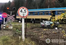 У селі Тухля електропотяг зіткнувся з Mercedes, травмована водійка