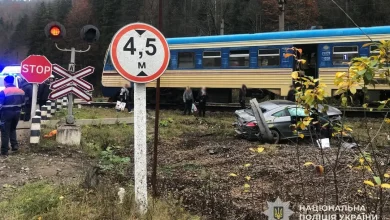 У селі Тухля електропотяг зіткнувся з Mercedes, травмована водійка