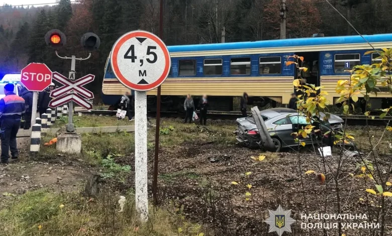 У селі Тухля електропотяг зіткнувся з Mercedes, травмована водійка