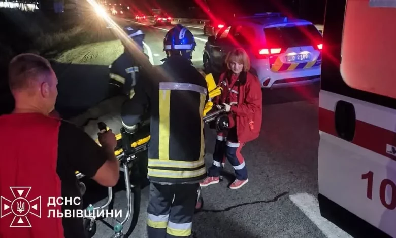 На Львівщині рятувальники деблокували водія з вантажівки після ДТП біля Соснівки
