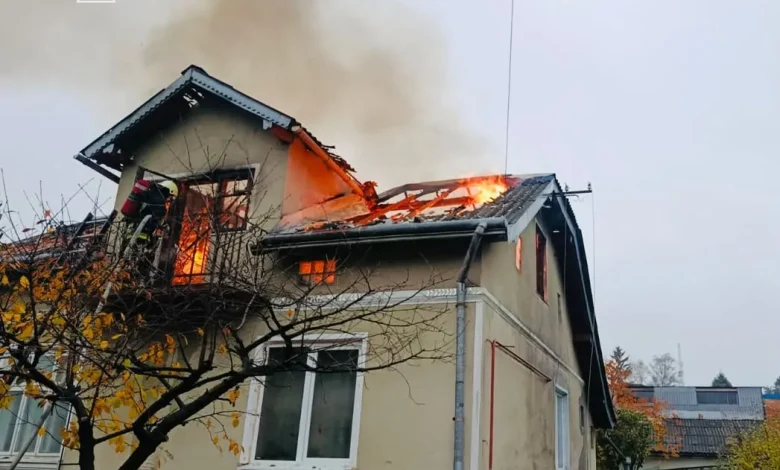 У Самборі загорівся житловий будинок на вулиці Кобилянської
