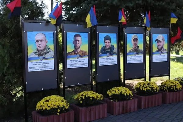 У Великих Мостах освятили нові стели на Алеї Героїв