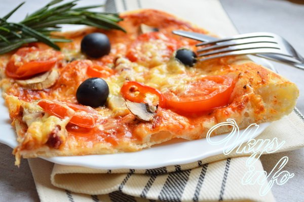 Пицца с грибами, томатами, оливками